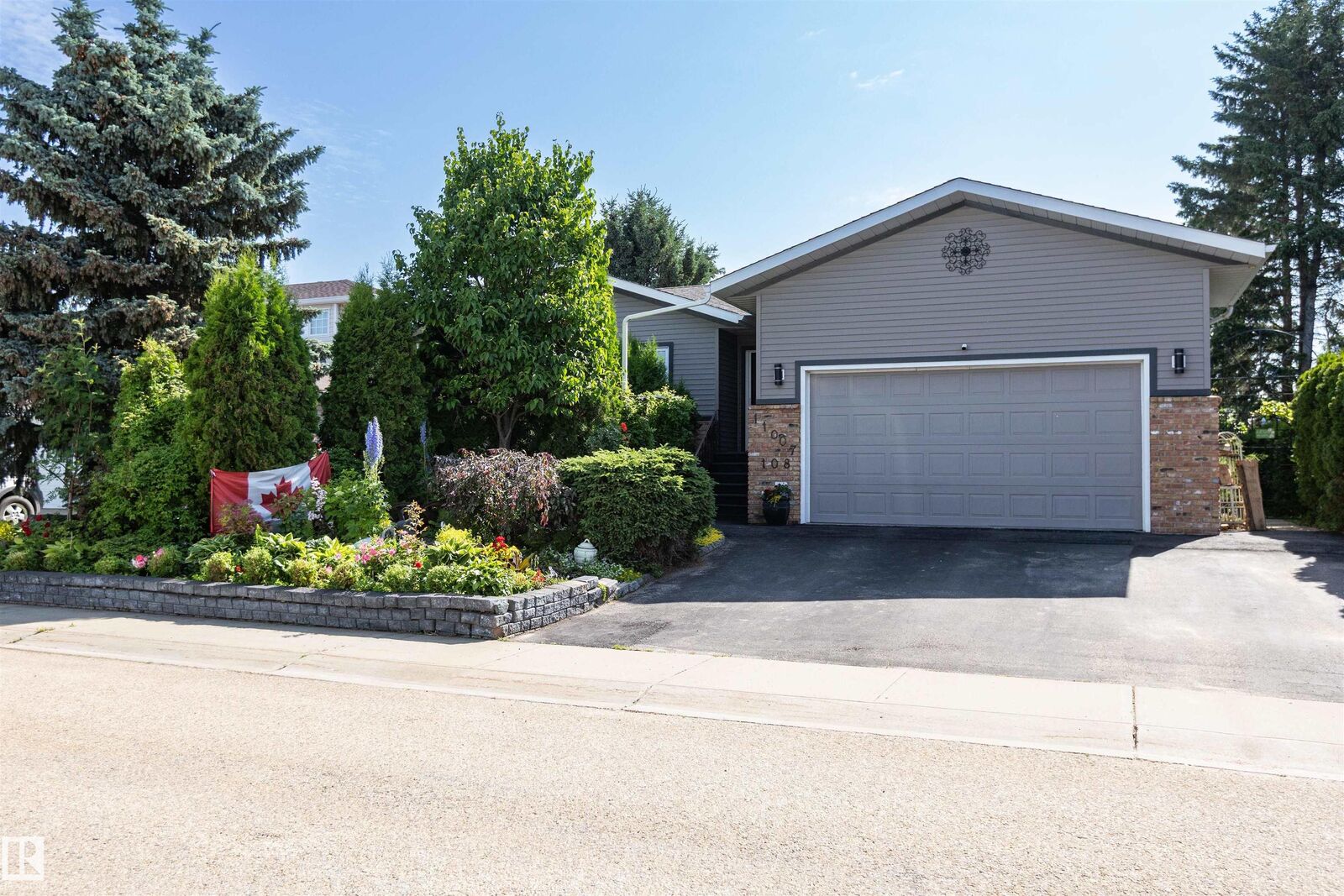 Property Photo:  11007 108 Avenue  AB T7P 1A4 