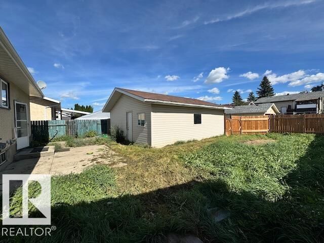 Property Photo:  1715 38 Street NW  AB T6L 3H1 