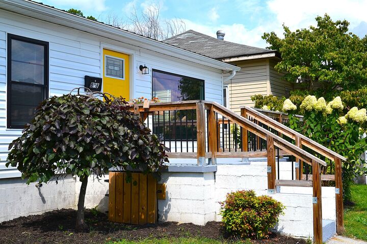 Property Photo: 818 Pocahontas Ave WV 24970