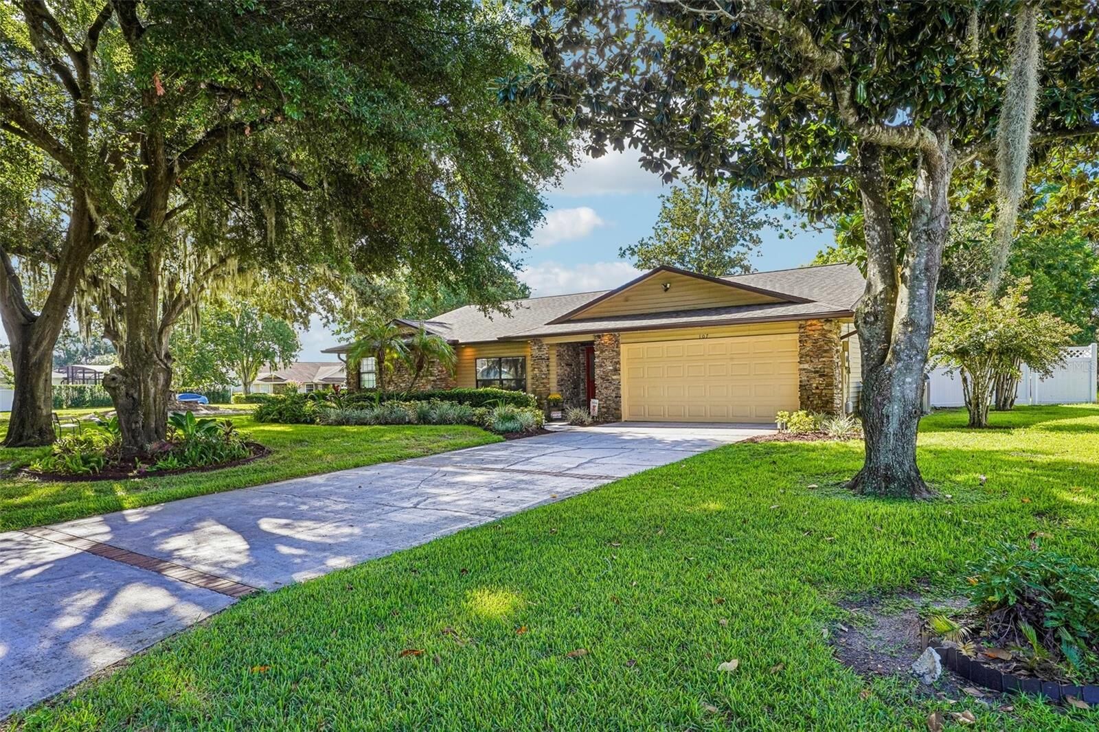 Property Photo:  107 Shorewood Court  FL 32778 