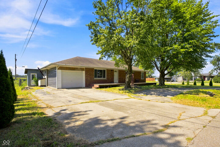 Property Photo: 5628 Denois Street IN 47201