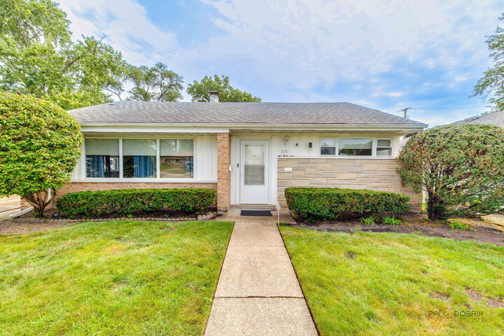 Property Photo: 1091 E Villa Drive IL 60016