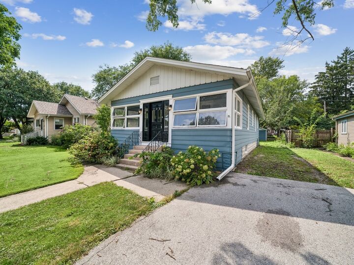 Property Photo:  208 N Grant Street  IL 60559 