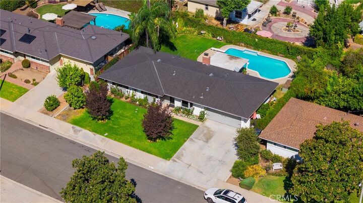 Property Photo:  221 Phlox Avenue  CA 92373 