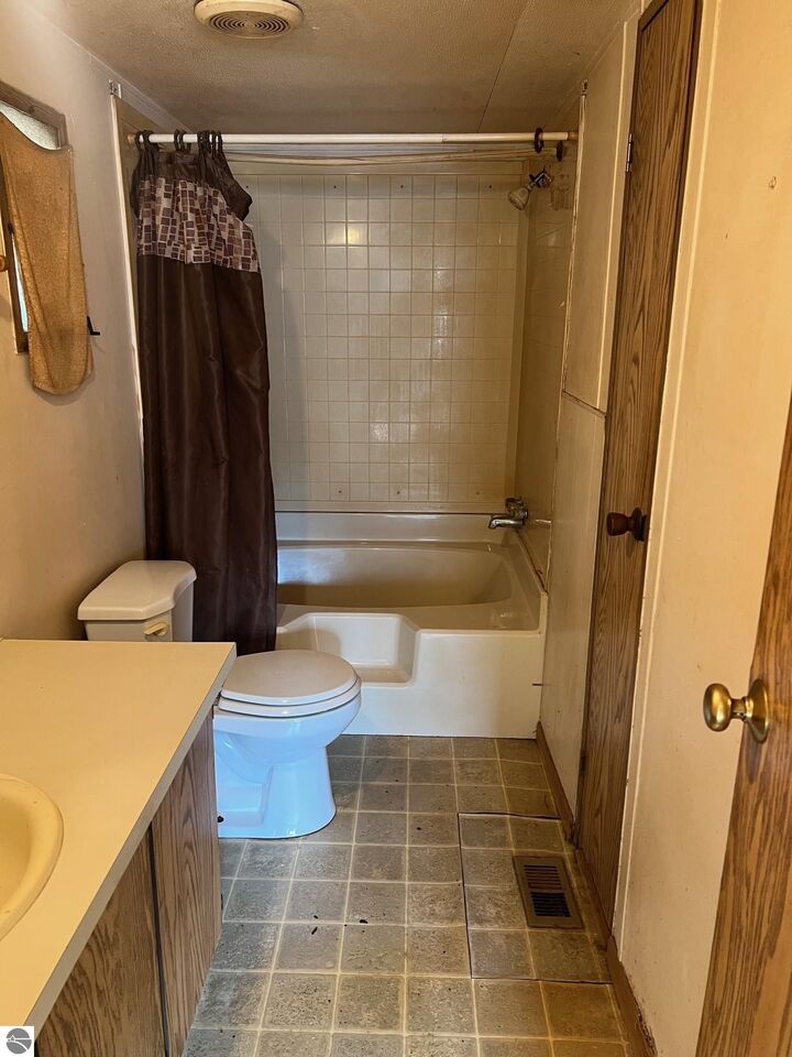 Property Photo:  502 Hysell Street  MI 48617 
