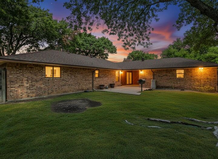 Property Photo: 528 Edmonds Way TX 75115