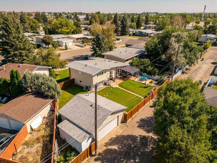 Property Photo:  2206 26A Street S  AB T1K 2P5 