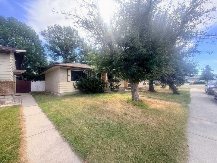 Property Photo:  819 8 Street N  AB T1H 1Z2 