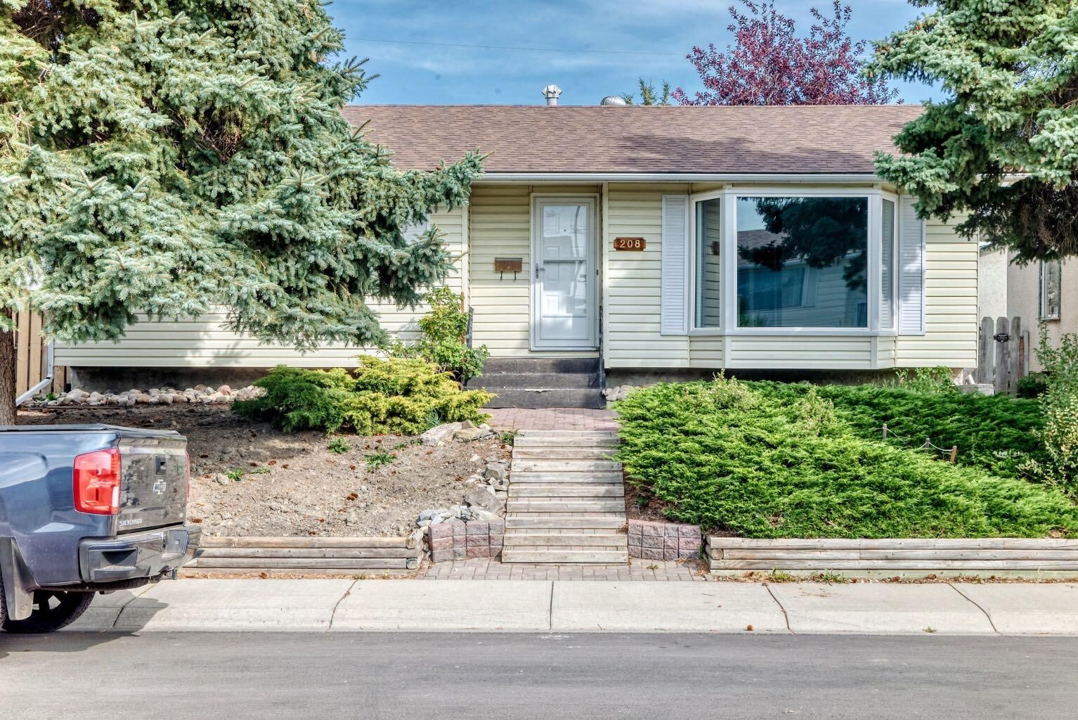 Property Photo:  208 Penbrooke Way SE  AB T2A 3S8 
