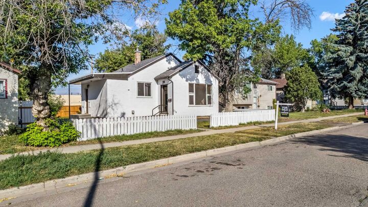Property Photo:  234 14 Street N  AB T1H 2V9 