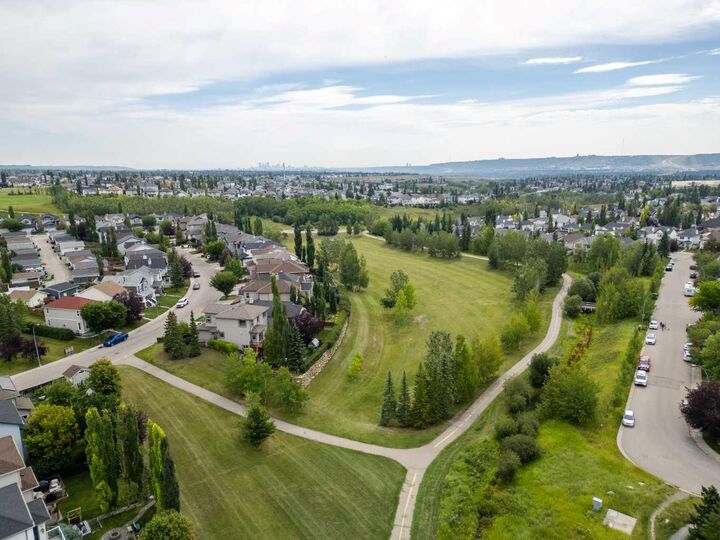 Property Photo:  170 Tusslewood Drive NW  AB T3L 2N1 