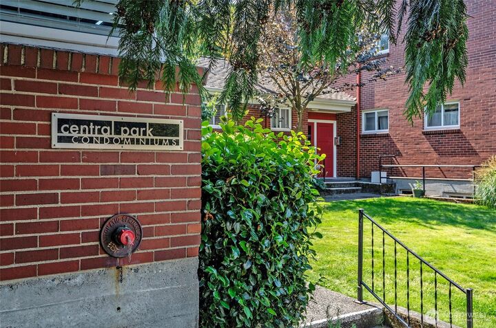 Property Photo:  4405 SW Alaska Street 304  WA 98116 