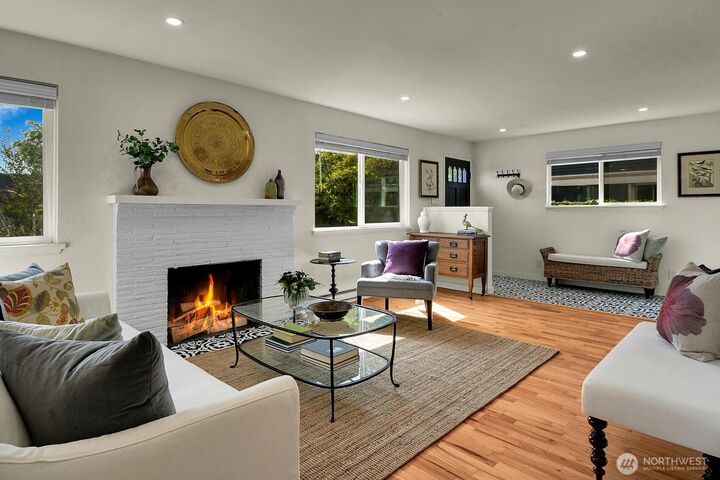 Property Photo:  2353  Federal Avenue E  WA 98102 