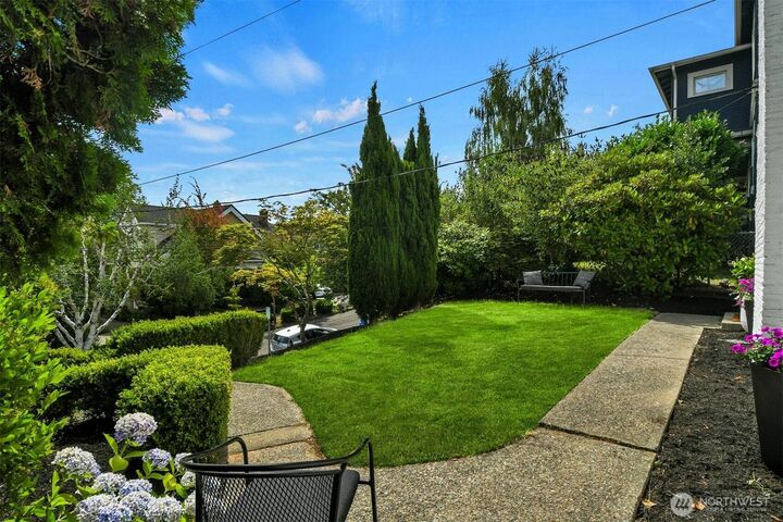 Property Photo:  2353  Federal Avenue E  WA 98102 