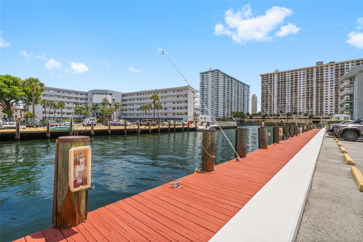 Property Photo:  4000 NE 169th St 607  FL 33160 