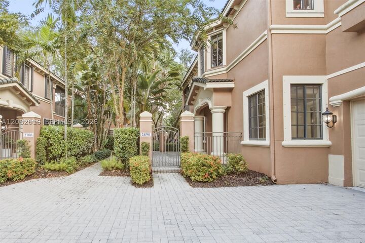 Property Photo: 2890 Kinsington Cir 22-1 FL 33332