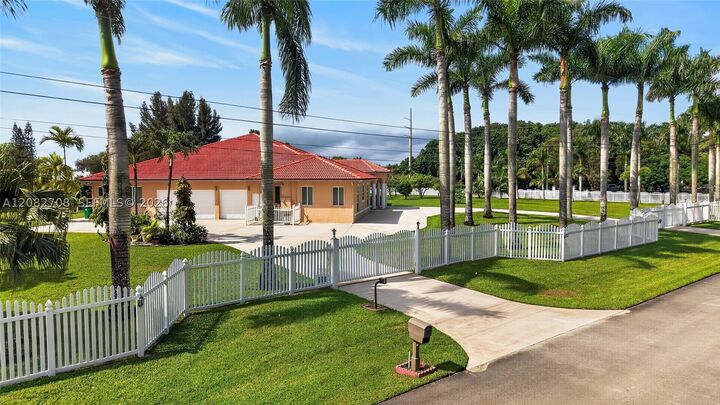 Property Photo:  6110 SW 190th Ave  FL 33332 