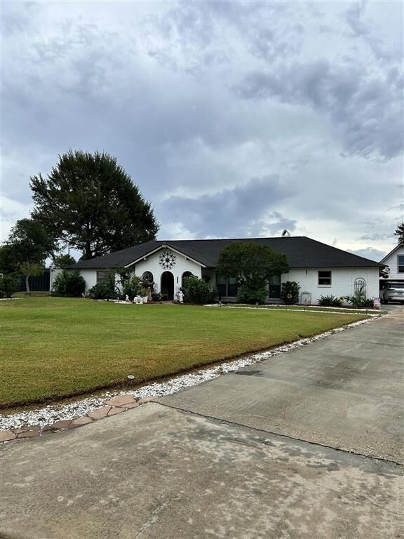 Property Photo: 1423 S Chateau Circle S LA 70605