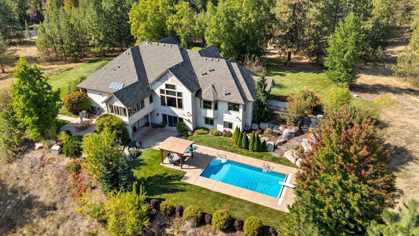 Property Photo: 13615 N Riverbluff Ln WA 99208