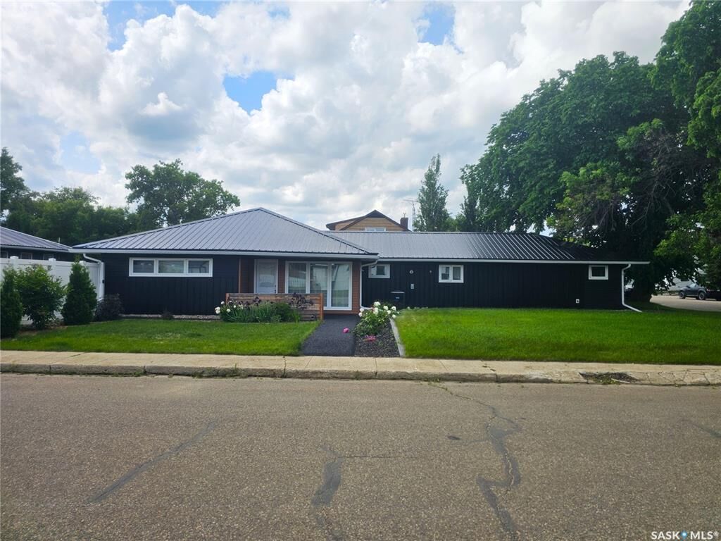 Property Photo:  398 5th Avenue E  SK S0K 4L0 