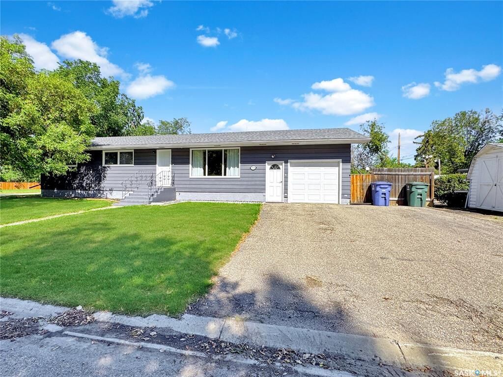 Property Photo:  316 2 Street E  SK S0K 4W0 