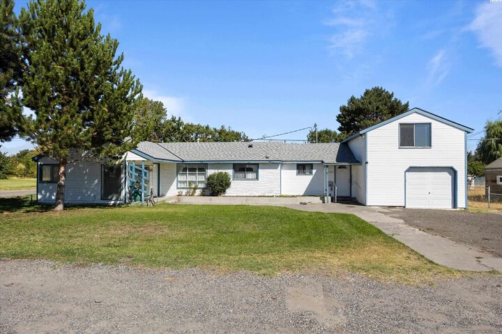 Property Photo:  303 E 8th Ave  WA 99336 