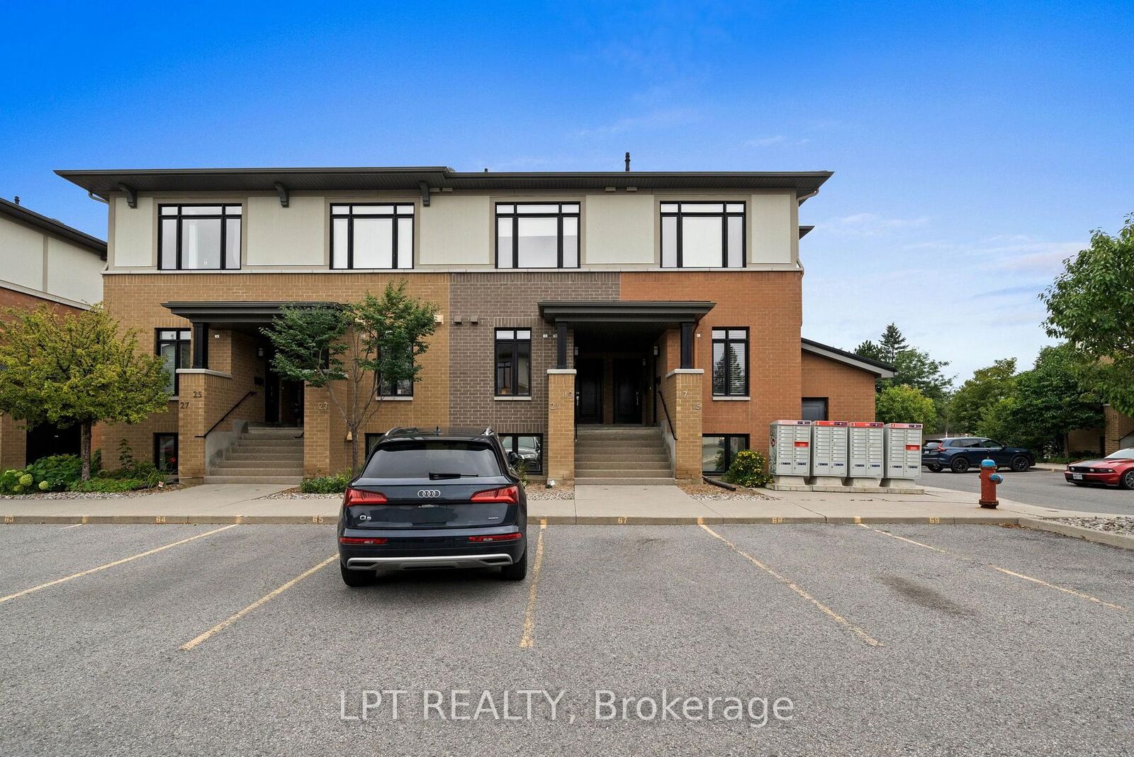 Property Photo:  21 Bergeron Private  ON K1C 0C2 