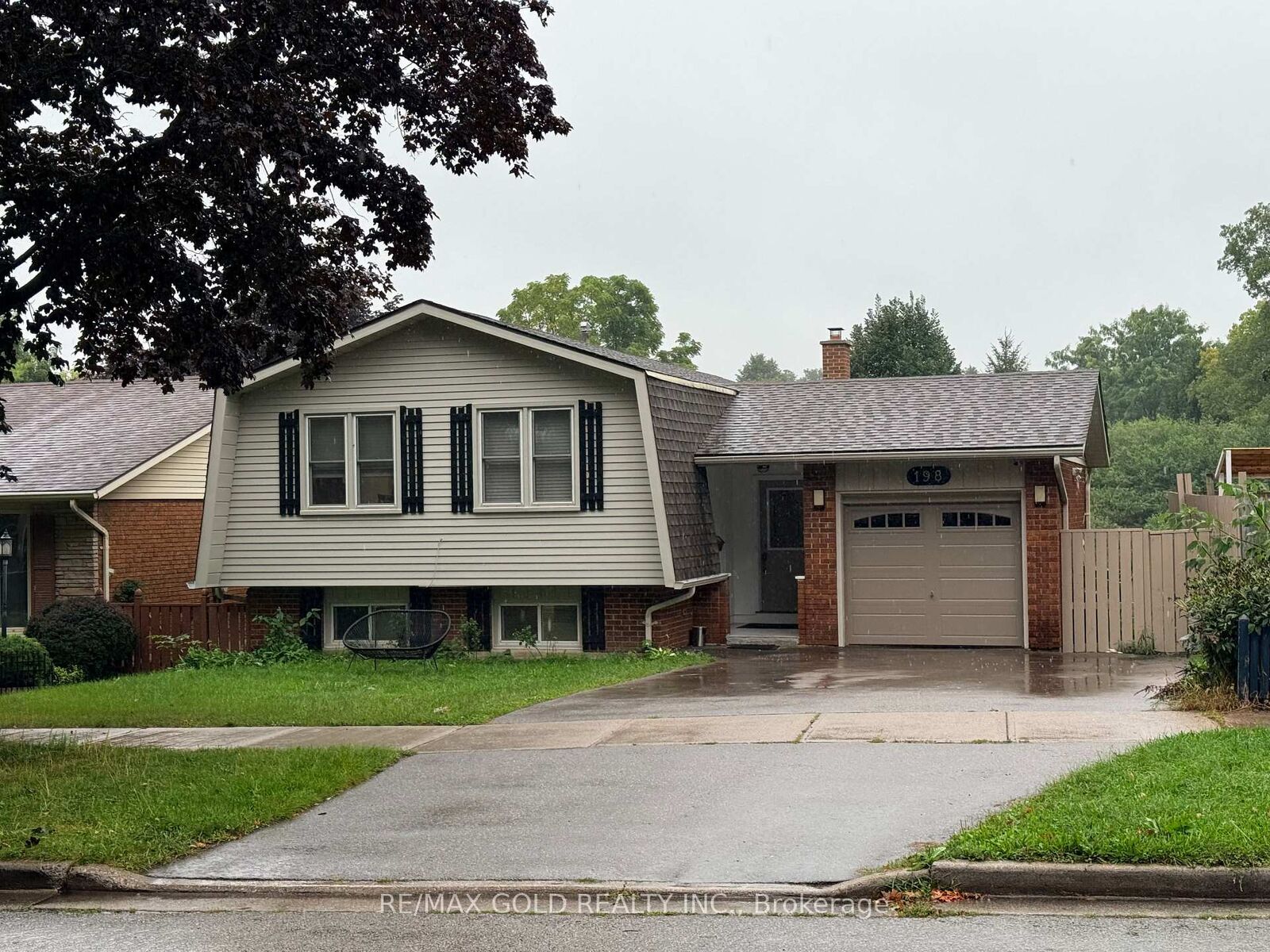 Property Photo:  198 Coach Hill Drive  ON N2E 1P4 