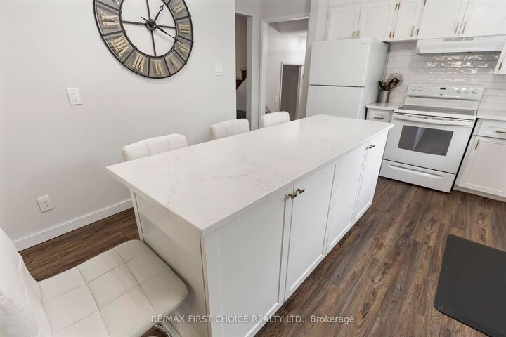 Property Photo:  386 Lambton Place  ON P7C 5M1 