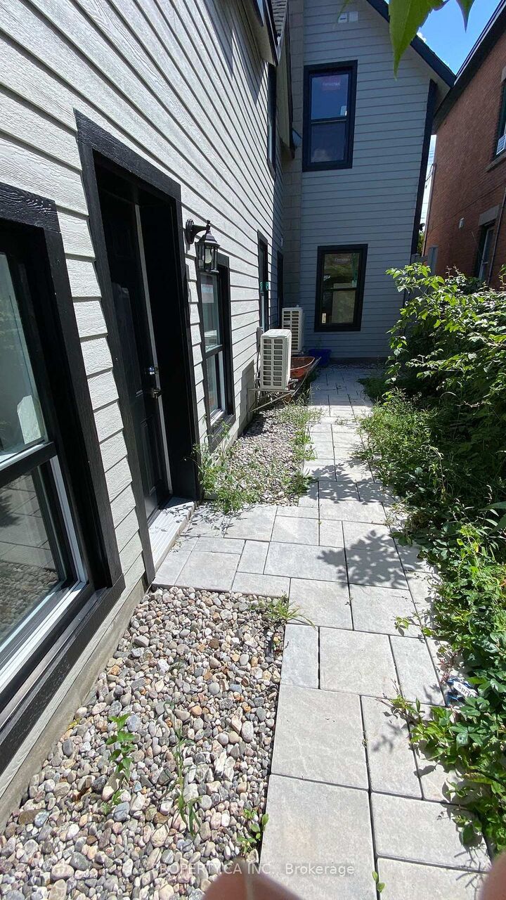Property Photo:  395 Gladstone Avenue B  ON K2P 0Y9 