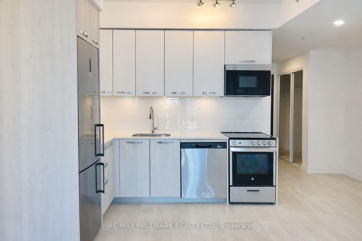 Property Photo:  75 James Street S 713  ON L8P 2Y9 