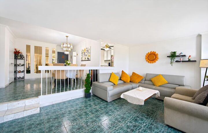 Property Photo: 25 Four Winds Drive 603 ON M3J 1K8