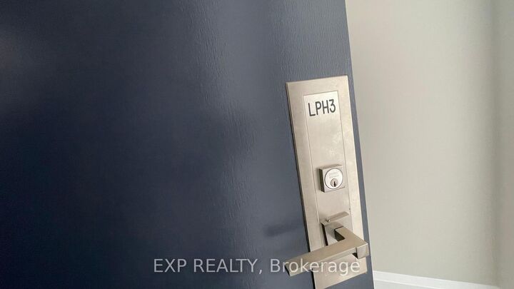 Property Photo:  55 De Boers Drive Lph03  ON M3J 0G5 