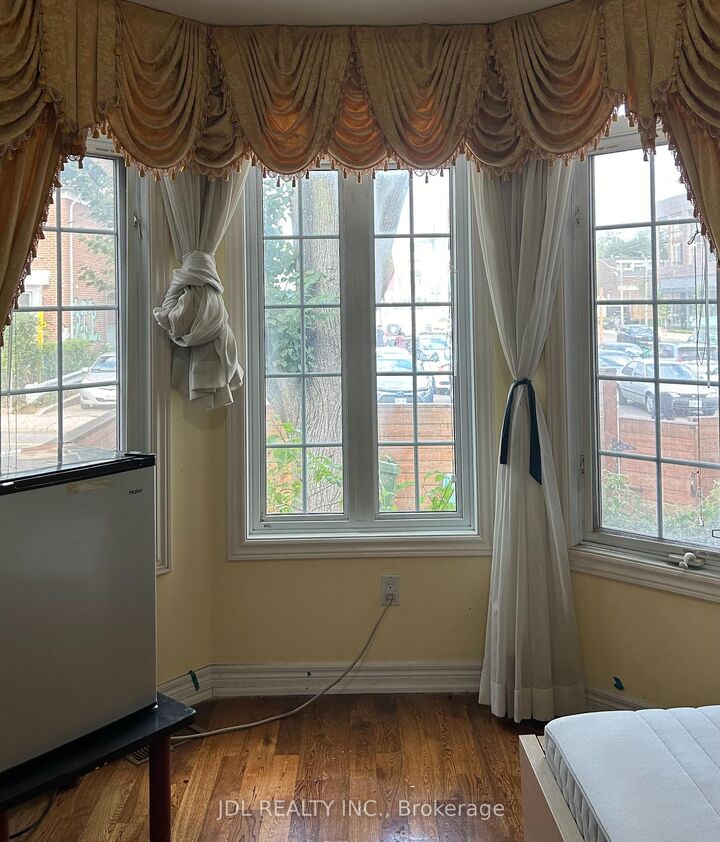 Property Photo:  128 Denison Ave Avenue Master Bedroom Main Floor  ON M5T 2N3 