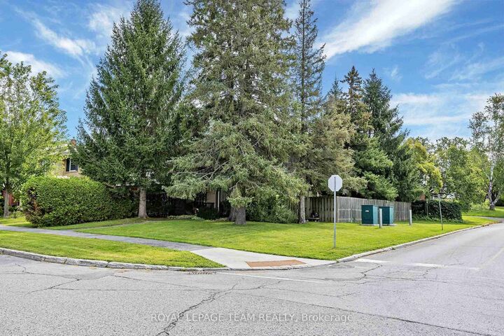 Property Photo:  28 Monterey Drive  ON K2H 7A6 