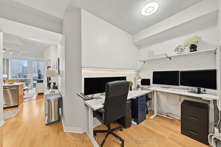 Property Photo:  3939 Duke Of York Boulevard 801  ON L5B 4N2 