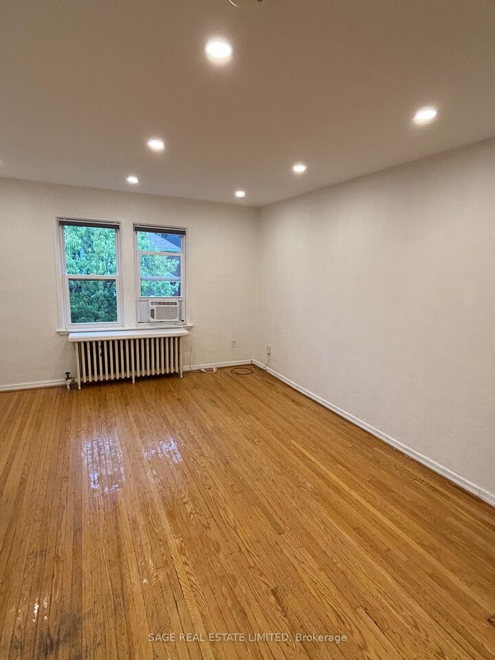 Property Photo:  75 Burnaby Boulevard  ON M5N 1G3 