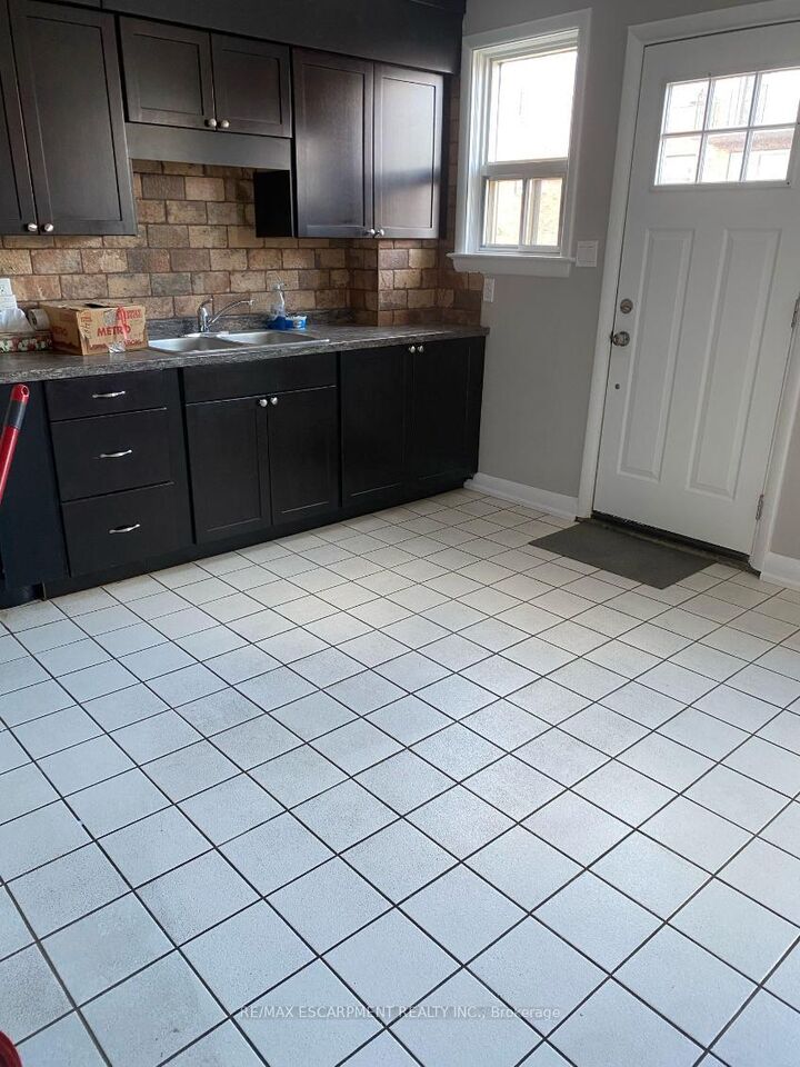 Property Photo:  424 East 42nd Street D  ON L8T 3A9 