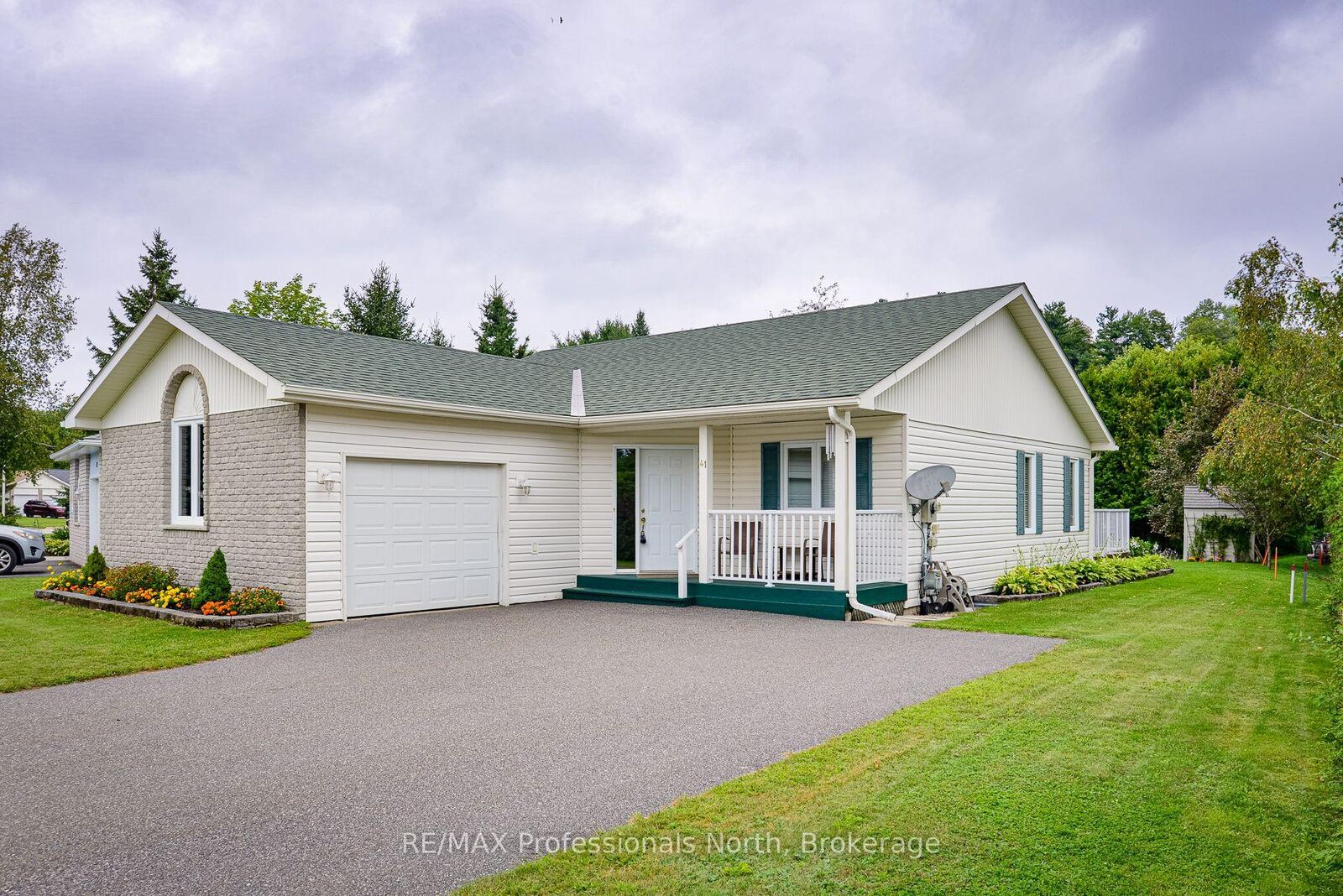 Property Photo:  41 Killdeer Crescent  ON P1L 1Z2 