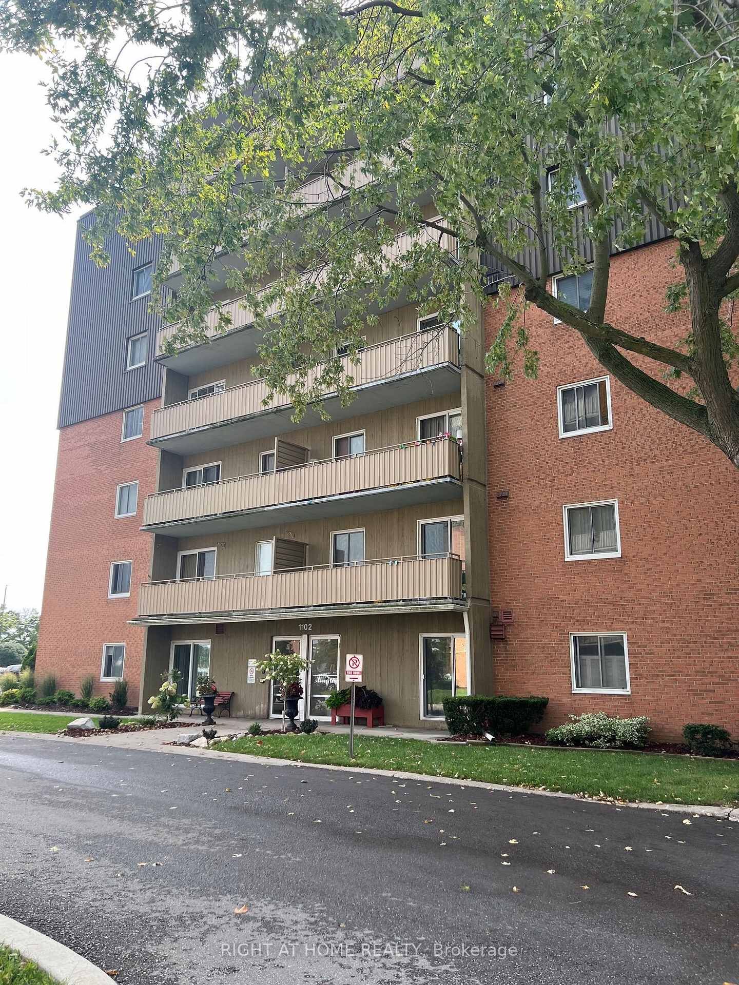 Property Photo:  1102 Jalna Boulevard 708  ON N6E 1X8 