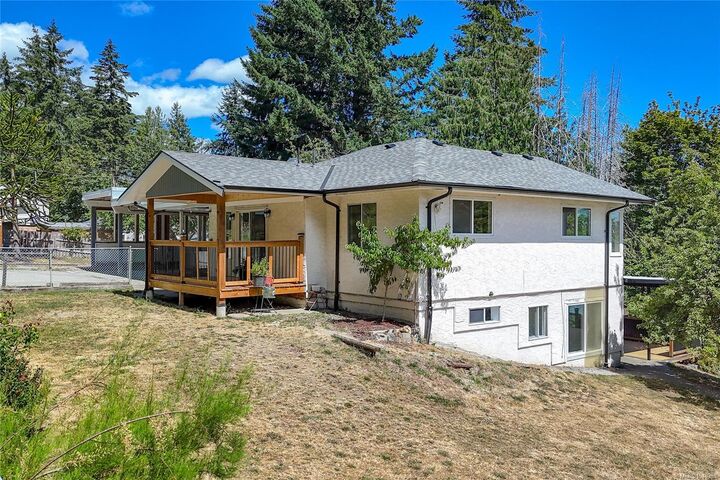 Property Photo:  2170 Elizabeth St  BC V9X 1G3 