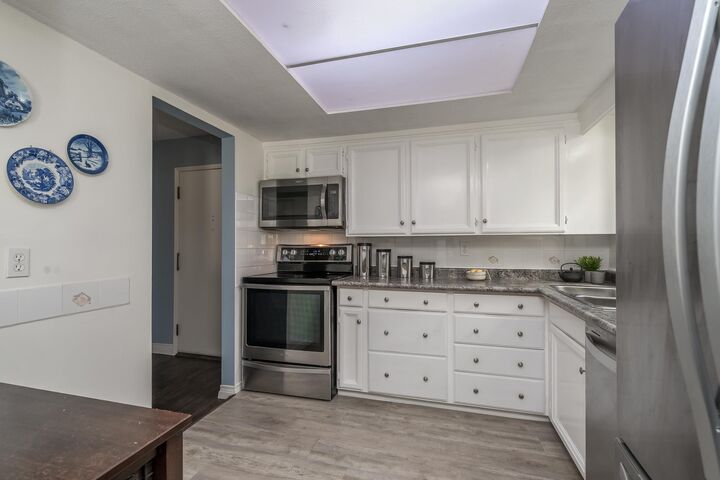 Property Photo:  1368 Foster Street 102  BC V4B 3X4 