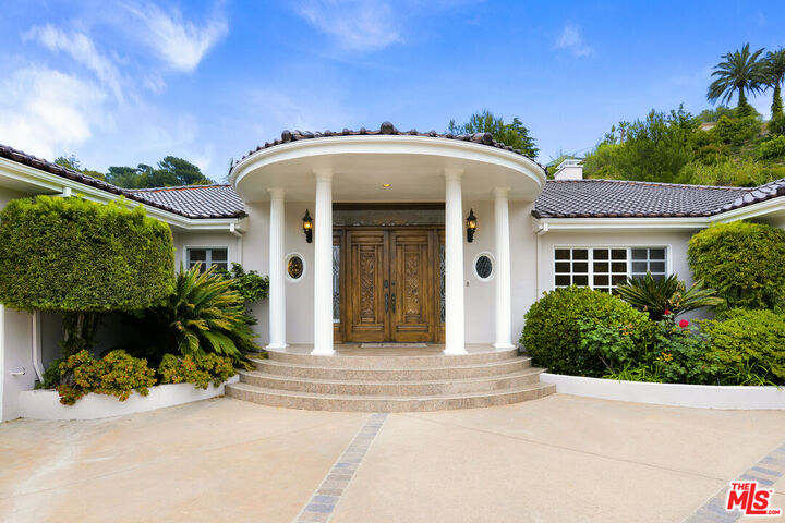 Property Photo:  400 Evelyn Pl  CA 90210 