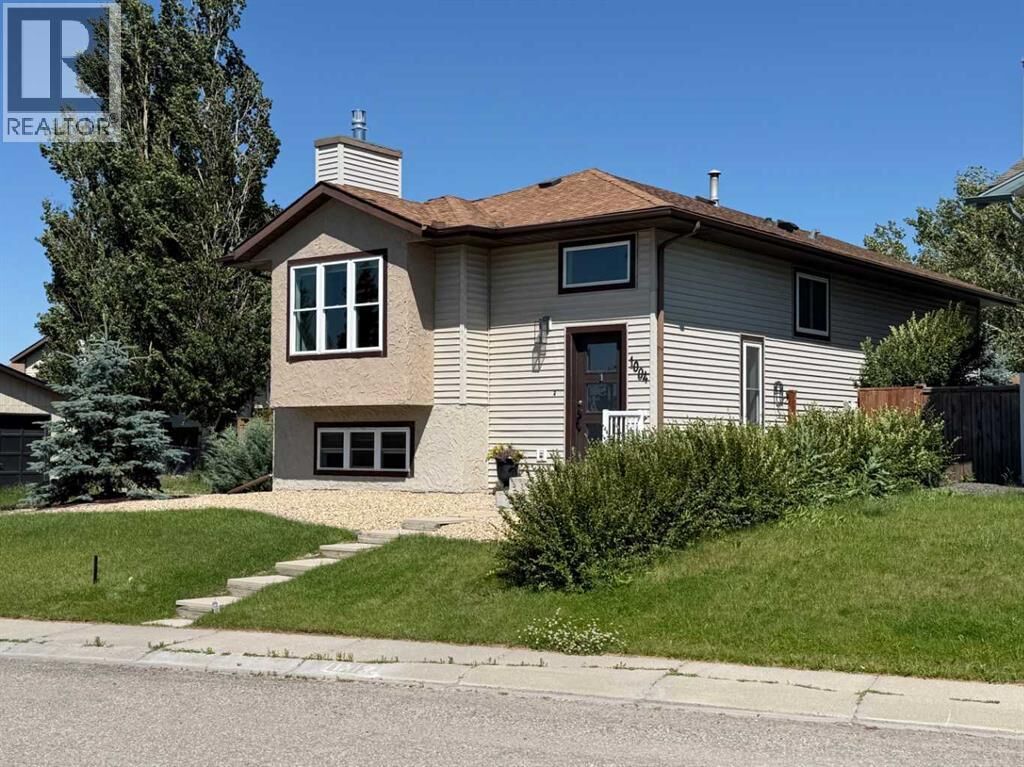 Property Photo:  1004 13 Street Southeast  AB T1V 1L4 
