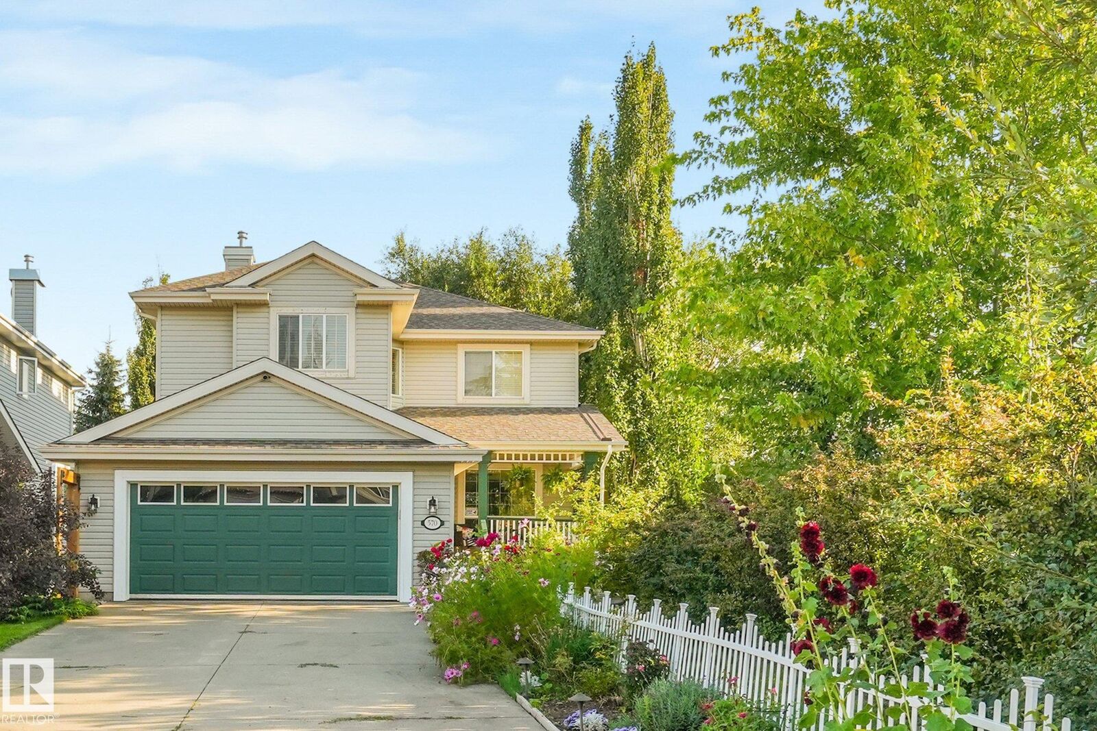 Property Photo:  570 Glenwright Crescent NW  AB T5T 6K8 
