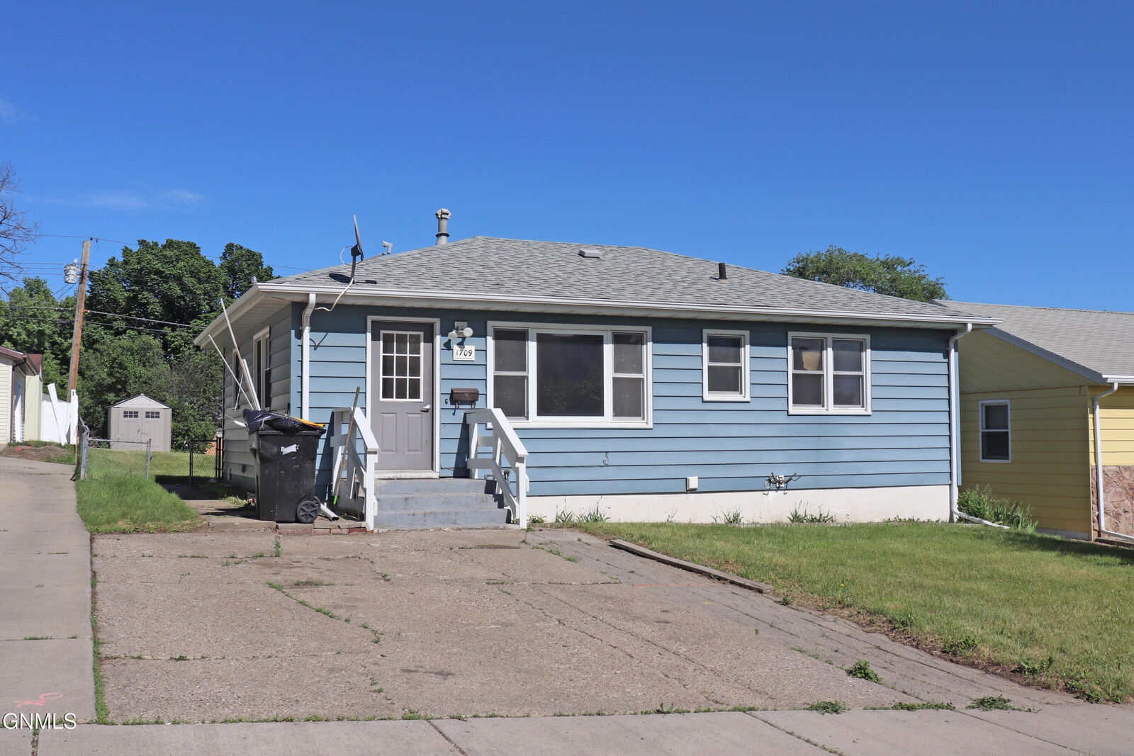 Property Photo:  1709 N 14th Street  ND 58501 