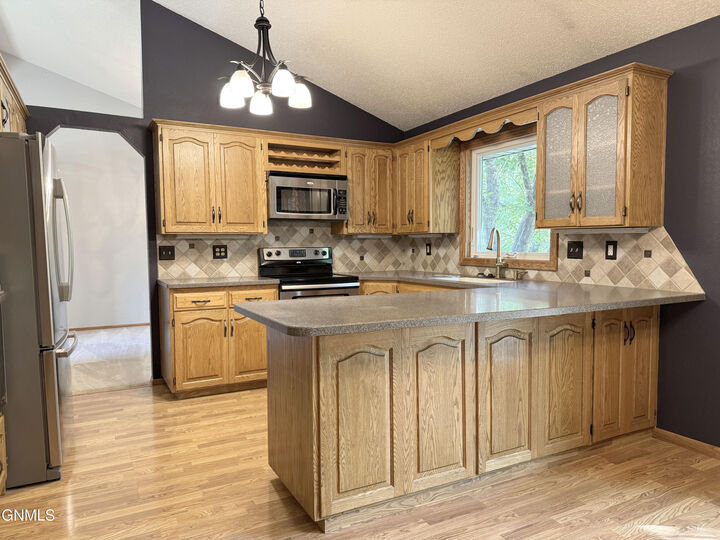 Property Photo:  2917 Stetson Drive  ND 58503 