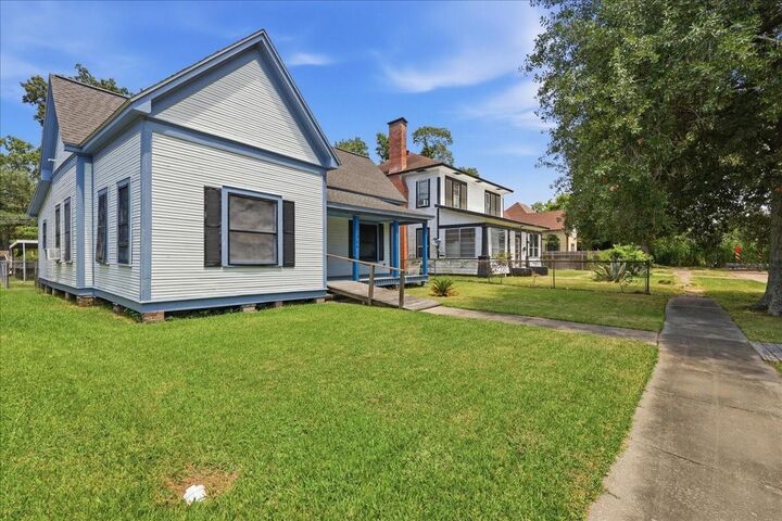 Property Photo:  1206 Pine Avenue  TX 77630 