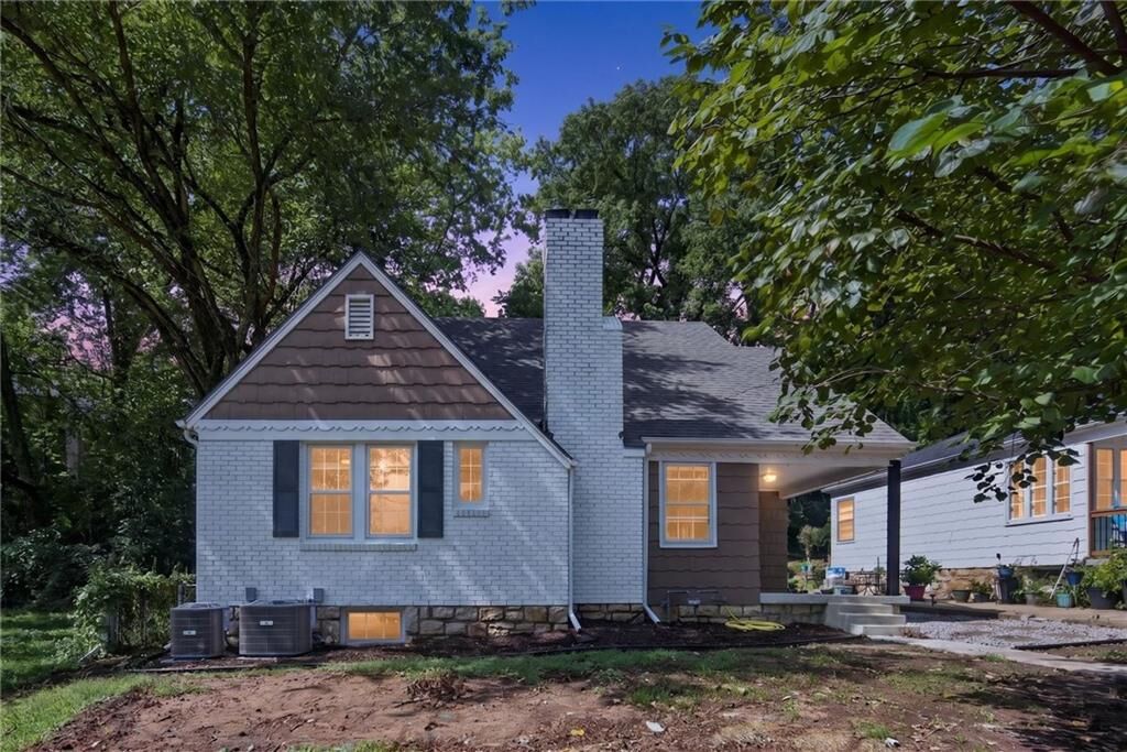 Property Photo:  818 East Street  MO 64152 