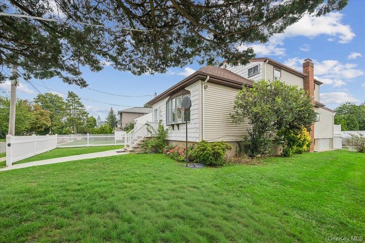 Property Photo:  2696 W Alder Road  NY 11710 